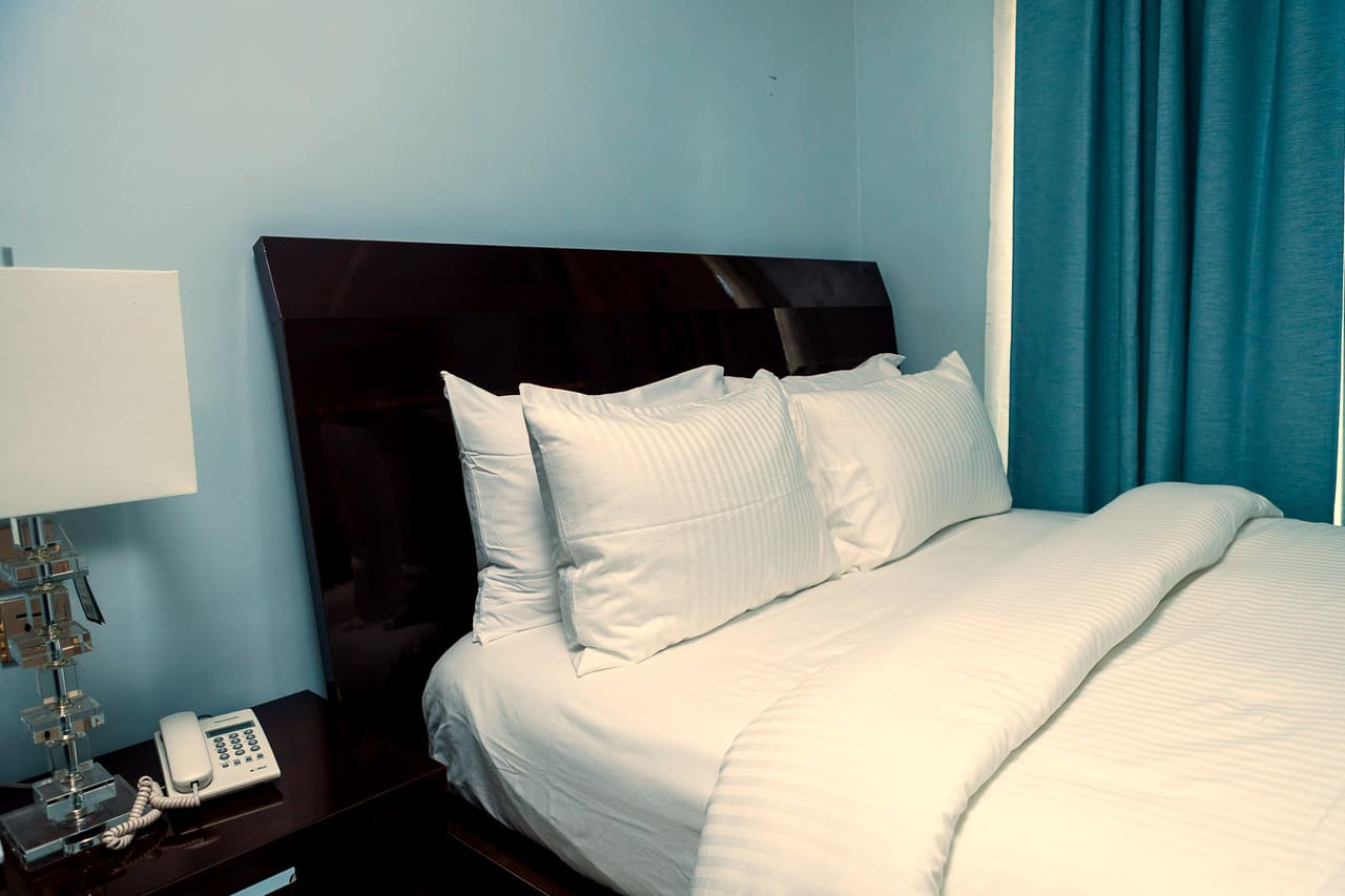 Medallion Deluxe Executive — king bed, work desk and television
